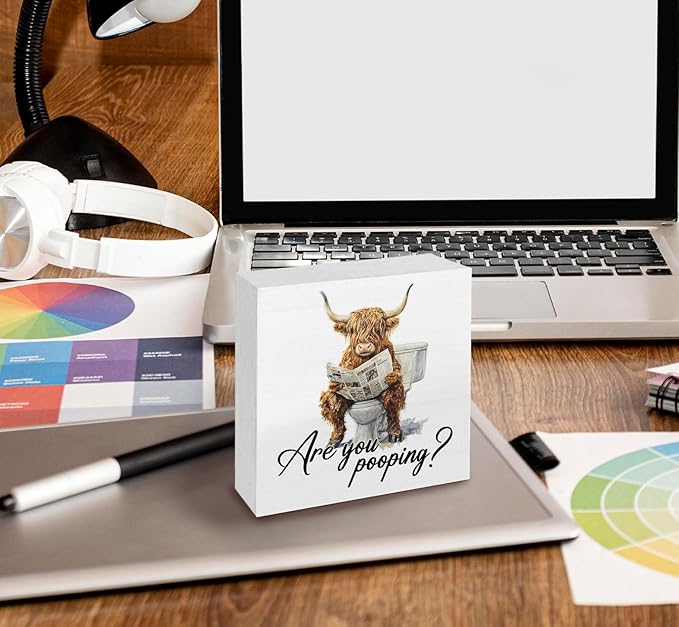 Funny Highland Cow Bathroom Sign, Funny Bathroom Decor, Western Highland Cow Reading Newspaper Wood Decoration Bath Room Decor for Washroom Toilet Counter Shelf Table 5x5 Inch